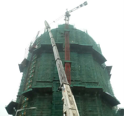 德州市吊车在工地上作业